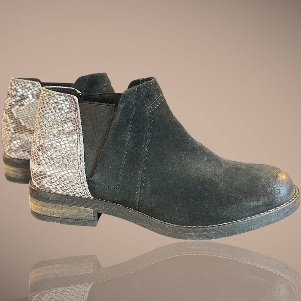 NWOT Clarks ‘Demi Beat’ Genuine Suede Pull-On Chelsea Boots in Black Snakeskin 6 - Picture 11 of 14